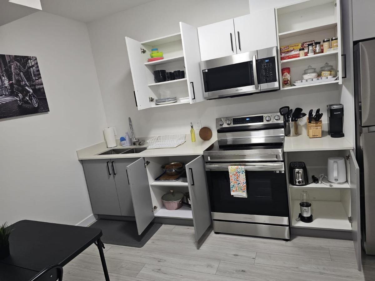 New Built House, Stay In Style Guest Suite, 2Bedroom, 2Bed, 2Bath エドモントン エクステリア 写真