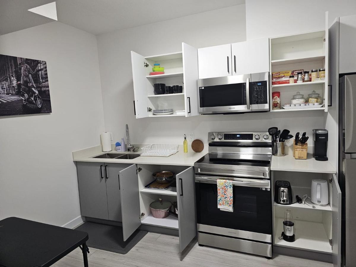 New Built House, Stay In Style Guest Suite, 2Bedroom, 2Bed, 2Bath エドモントン エクステリア 写真