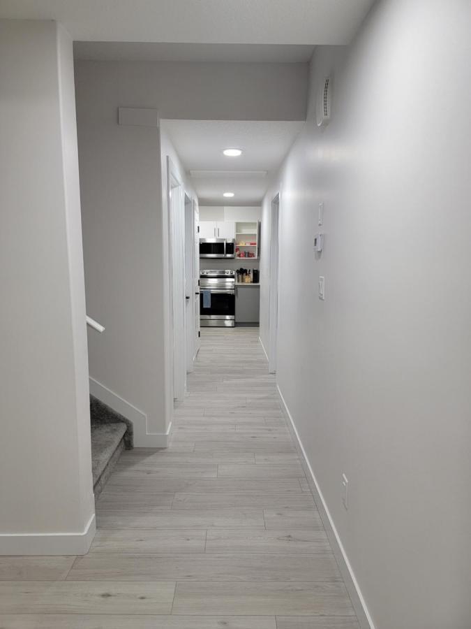 New Built House, Stay In Style Guest Suite, 2Bedroom, 2Bed, 2Bath エドモントン エクステリア 写真