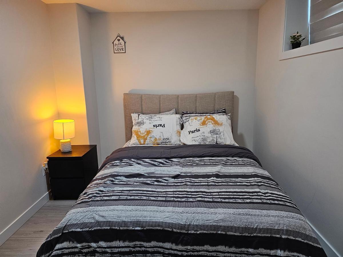 New Built House, Stay In Style Guest Suite, 2Bedroom, 2Bed, 2Bath エドモントン エクステリア 写真
