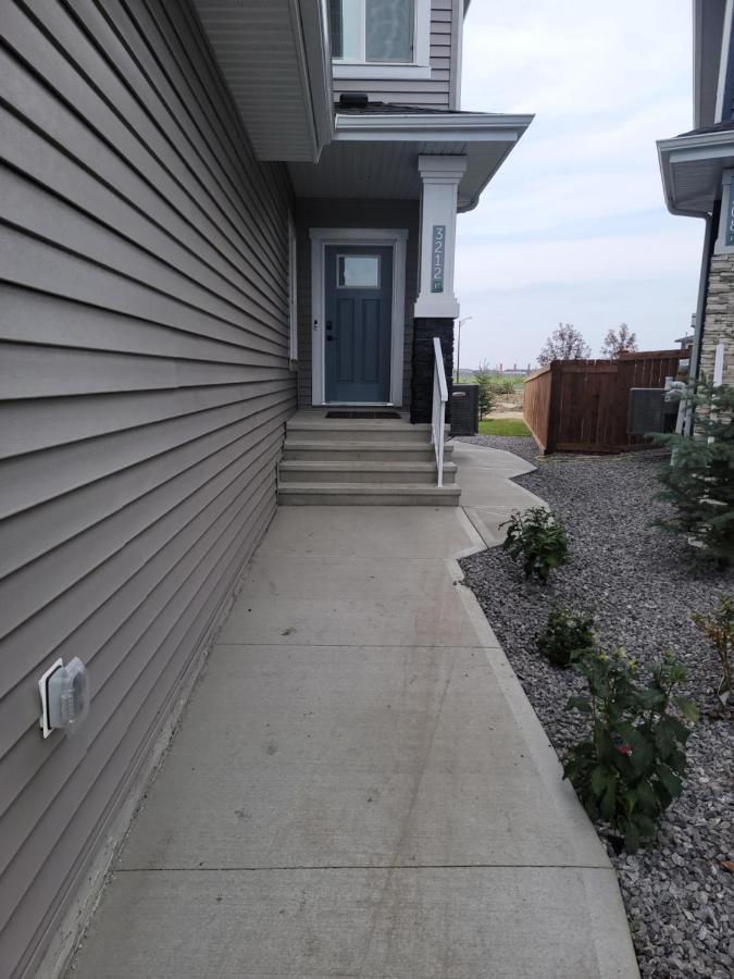 New Built House, Stay In Style Guest Suite, 2Bedroom, 2Bed, 2Bath エドモントン エクステリア 写真